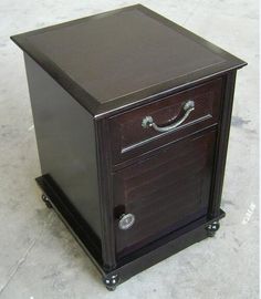 Αγορά HPL τοπ σκοτεινό ξύλινο Nightstand με τα συρτάρια, στενή στάση επιτραπέζιας νύχτας πλευρών ηλεκτρονική κατασκευή